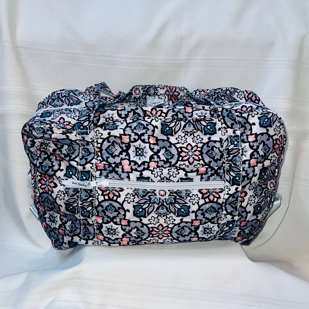 Vera Bradley Nylon Duffle Lisbon Medallion Archived Pattern NWOT 
💥SALE /2 OFF 💥 - Picture 2 of 16